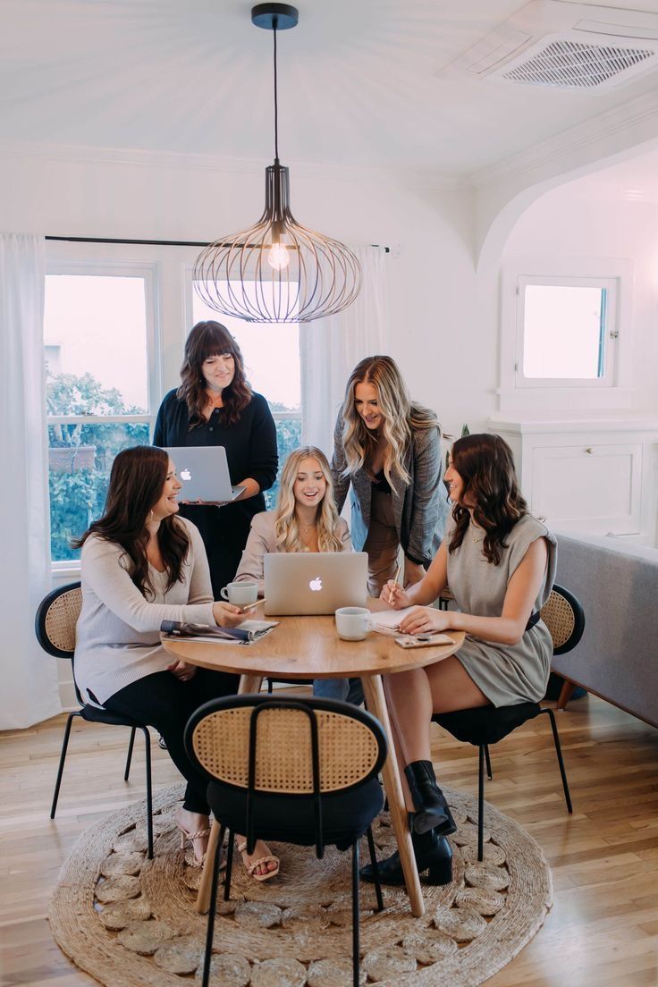 Abstrakte Darstellung von Gehirnströmen oder neuronaler Aktivität